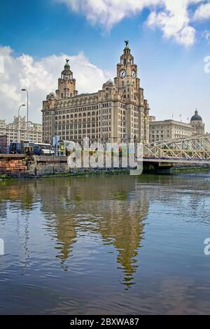 Front de mer de Liverpool avec le Royal Liver Building au premier plan et réflexions de la ville sur le fleuve Mersey, Liverpool, Angleterre, Royaume-Uni. Banque D'Images