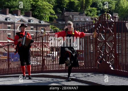 Les danseurs Ironbridge Morris Pat et John Parnell sont sortis de l'isolement aujourd'hui pour danser sur le célèbre Iron Bridge près de leur domicile. Banque D'Images