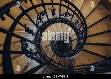 Escalier en pierre à spirale dans la basilique St. Stephen à Budapest, Hongrie, point de vue d'en haut sur la perspective Banque D'Images