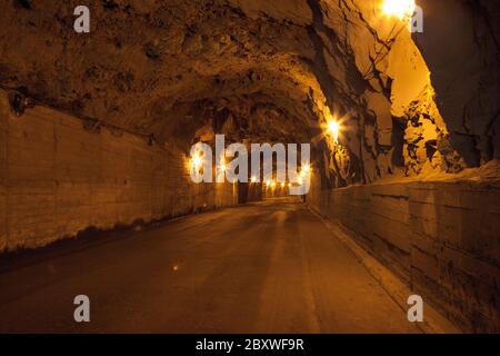 Un vieux tunnel pour voitures à Madère Banque D'Images