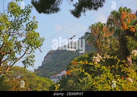 Téléphérique ou tramway aérien à Gibraltar depuis le jardin botanique de la Alameda, Gibraltar. Banque D'Images