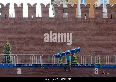 Moscou, Russie. 8 juin 2020 Construction d'un podium et stands pour le défilé militaire sur la place Rouge dédié à la célébration du 75e anniversaire de la Grande guerre patriotique sur la place Rouge au centre de Moscou. La Russie tiendra le défilé militaire du 24 juin sur la place Rouge de Moscou pour marquer le 75e anniversaire de la victoire de l’Union soviétique sur l’Allemagne nazie lors de la Grande guerre patriotique de 1941-1945 Banque D'Images