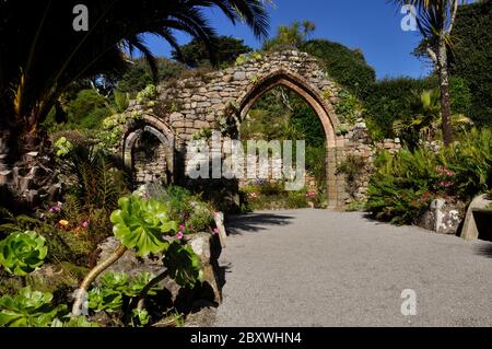 Les vestiges de l'église prieuré, dominés par une arche bien préservée, forment une partie spéciale des jardins subtropicaux de l'abbaye de Tresco. L'île de Tres Banque D'Images