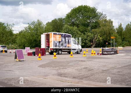 La fourgonnette de livraison au supermarché Sainsbury's Click and Collect point pendant l'urgence du coronavirus Covid-19 Banque D'Images