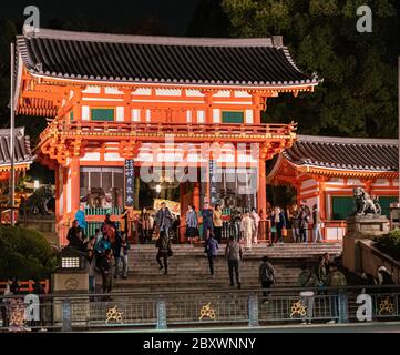 Sanctuaire de Yasaka, ou temple de Gion dans l'ancien quartier de Gion à kyoto, Japon Banque D'Images