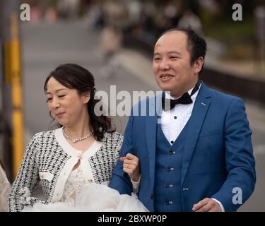 Un père japonais accompagne sa fille à une cérémonie de mariage à Arashiyama, Kyoto, Japon. Banque D'Images