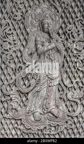 Un détail de la Buddah. Un relief sur l'une des plaques de lanternes octogonales devant le Grand Buddha Hall, temple Tōdai-ji, Nara, Japon. Banque D'Images