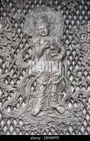 Un détail de la Buddah. Un relief sur l'une des plaques de lanternes octogonales devant le Grand Buddha Hall, temple Tōdai-ji, Nara, Japon. Banque D'Images