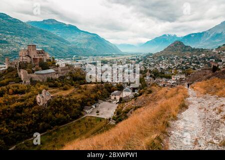 Panorama de la ville de Sion, de la vallée du Rhône et de la basilique médiévale de la Valère, vue depuis la colline du château de Tourbillon, canton du Valais, Suisse Banque D'Images