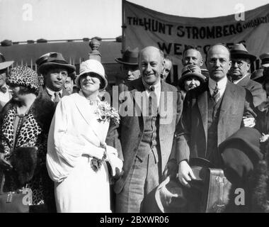 JULIA FAYE LEATRICE JOY et productrice/réalisatrice CECIL B. de MILLE, bienvenue par F.C. MUNROE Président de la Producer's Distributing Corporation (PDC) à l'ancien Thomas Ince Studios Culver City Los Angeles 2 mars 1925 Banque D'Images