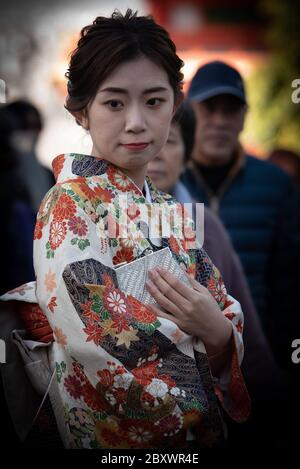 Une jeune japonaise vêtue de vêtements traditionnels à Kyoto, au Japon. Banque D'Images