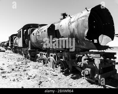 Vieille locomotive à vapeur rouillée dans le cimetière ferroviaire ou cementerio de trènes près d'Uyuni, Bolivie, image en noir et blanc Banque D'Images