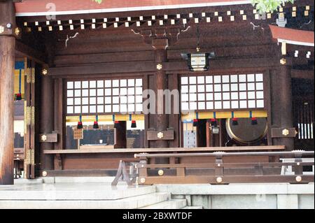 Détail du sanctuaire Meiji le dimanche soir de pluie, à Tokyo, au Japon Banque D'Images