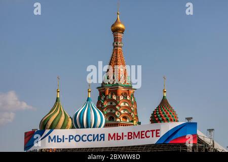 Moscou, Russie. 8 juin 2020 la bannière de la scène principale est fixée pour la célébration de la fête de la Russie (12 juin) sur la place Rouge au centre de Moscou, sur fond de la cathédrale Saint-Basile. La bannière indique « nous sommes la Russie, nous sommes ensemble » Banque D'Images