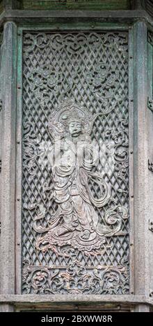 Un détail de la Buddah. Un relief sur l'une des plaques de lanternes octogonales devant le Grand Buddha Hall, temple Tōdai-ji, Nara, Japon. Banque D'Images