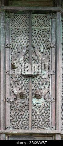 Un détail de la Buddah. Un relief sur l'une des plaques de lanternes octogonales devant le Grand Buddha Hall, temple Tōdai-ji, Nara, Japon. Banque D'Images
