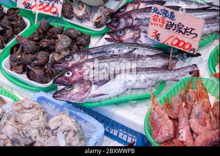 Sélection de fruits de mer secs et frais à vendre au marché Ameyoko à tokyo, Japon Banque D'Images