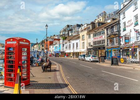 Harbour Street de la ville Brixham, Torbay, Devon, Angleterre, Royaume-Uni Banque D'Images