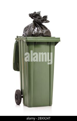 Studio photo d'un poubelle verte avec un sac en plastique à l'intérieur isolé sur fond blanc Banque D'Images
