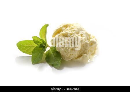 Cuillère à crème glacée à la vanille et feuille de menthe poivrée isolée sur fond blanc, espace de copie, foyer sélectionné, profondeur de champ étroite Banque D'Images