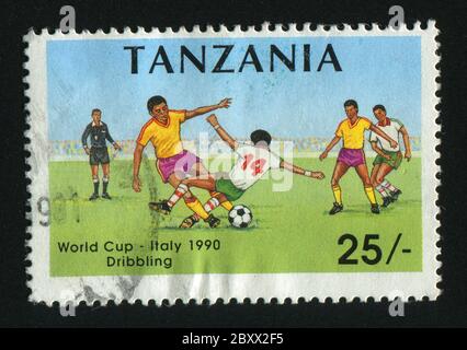 TANZANIE - VERS 1990 : timbre imprimé par la Tanzanie, montre les joueurs de football et le ballon, vers 1990. Banque D'Images