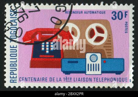 RÉPUBLIQUE TOGOLAISE -VERS 1976: Timbre imprimé par le Togo, montre l'ancien et le nouveau matériel de communication, vers 1976. Banque D'Images