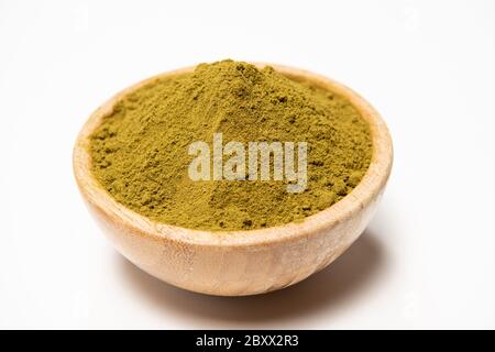 Poudre de henné dans un bol en bois. Soins naturels des cheveux. Colorant pour cheveux de henné. Banque D'Images