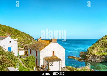 Vue sur le petit village côtier de Cornish Portloe, Cornwall, Angleterre, Royaume-Uni Banque D'Images