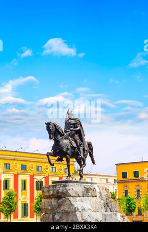 Monument à Skanderbeg sur la place Scandierbeg dans le centre de Tirana, Albanie Banque D'Images