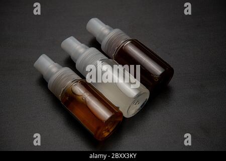 Collagène sérum et vitamine soin de la peau cosmétique. Flacon de sérum hydratant spry Banque D'Images