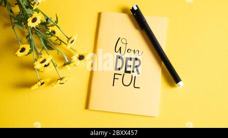 Enregistrez vos idées dans votre ordinateur portable. Journal pour vos rêves ou secret. Magnifique carnet jaune avec une casserole noire et de petites fleurs Banque D'Images