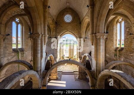 A l'intérieur des ruines du monastère de Santa Clara a Velha à Coimbra, Portugal Banque D'Images