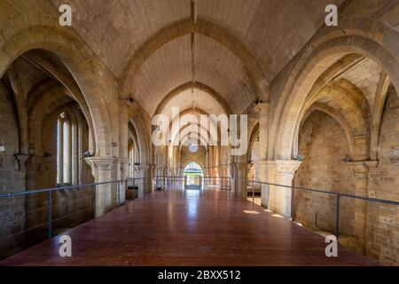 A l'intérieur des ruines du monastère de Santa Clara a Velha à Coimbra, Portugal Banque D'Images