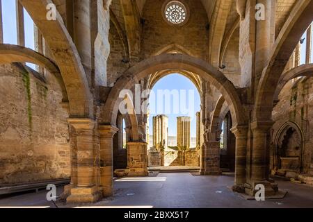 A l'intérieur des ruines du monastère de Santa Clara a Velha à Coimbra, Portugal Banque D'Images