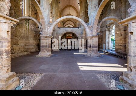 A l'intérieur des ruines du monastère de Santa Clara a Velha à Coimbra, Portugal Banque D'Images