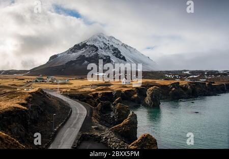 Paysage islandais avec petite maison blanche en hiver sous le stapafell, montagne à Arnarstapi village snaefellness péninsule, Islande Banque D'Images