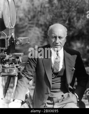 Réalisateur CECIL B. Demille sur un ensemble de tournage Candid avec caméra vidéo pendant le tournage du ROI DE KINGS 1927 réalisateur CECIL B. Demille écrivain JEANIE MACPHERSON Silent film Demille Pictures Corporation / Producer's Distributing Corporation (PDC) Banque D'Images