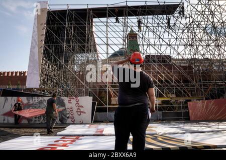 Moscou, Russie. 8 juin 2020 Construction d'un podium et stands pour le défilé militaire sur la place Rouge dédié à la célébration du 75e anniversaire de la Grande guerre patriotique sur la place Rouge au centre de Moscou. La Russie tiendra le défilé militaire du 24 juin sur la place Rouge de Moscou pour marquer le 75e anniversaire de la victoire de l’Union soviétique sur l’Allemagne nazie lors de la Grande guerre patriotique de 1941-1945. Banque D'Images