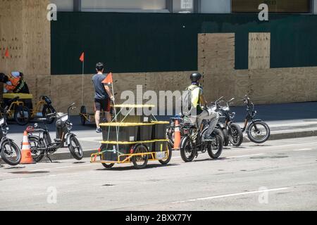 Whole Foods Market utilise une remorque Carla Cargo avec vélo électronique pour la livraison de nourriture à Midtown Manhattan pendant la pandémie COVID-19, New York City, États-Unis Banque D'Images