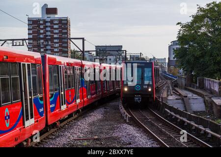 Deux trains passent l'un l'autre sur le Docklands Light Railway à Londres en octobre 2014. Banque D'Images