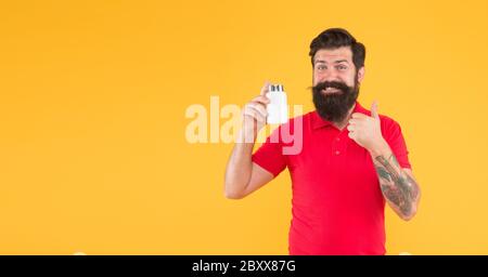 anabolisants et stéroïdes. brutaux barbu hipster homme tenir la vitamine. médicaments et médicaments. soins capillaires. pot de vaccin. Un homme souriant et heureux en bonne santé va préparer une boisson à base de protéines Shake. Espace de copie. Banque D'Images