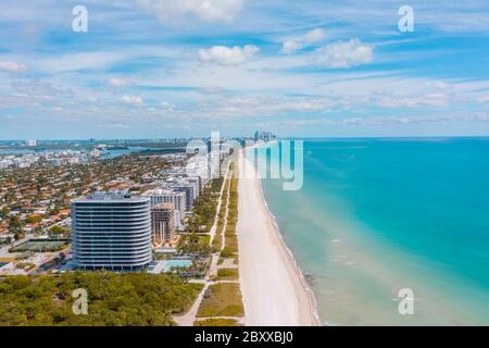 La plage immaculée de Surfside Beach dans le sud de la Floride Banque D'Images