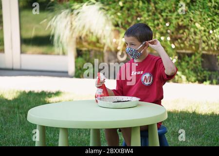 Mode de vie d'une éclosion de coronavirus : activités d'été en plein air à l'école avec mesures de distance sociales. Turin, Italie - juin 2020 Banque D'Images