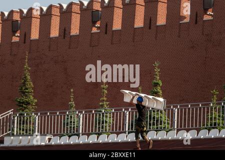 Moscou, Russie. 8 juin 2020 Construction d'un podium et stands pour le défilé militaire sur la place Rouge dédié à la célébration du 75e anniversaire de la Grande guerre patriotique sur la place Rouge au centre de Moscou. La Russie tiendra le défilé militaire du 24 juin sur la place Rouge de Moscou pour marquer le 75e anniversaire de la victoire de l’Union soviétique sur l’Allemagne nazie lors de la Grande guerre patriotique de 1941-1945. Banque D'Images