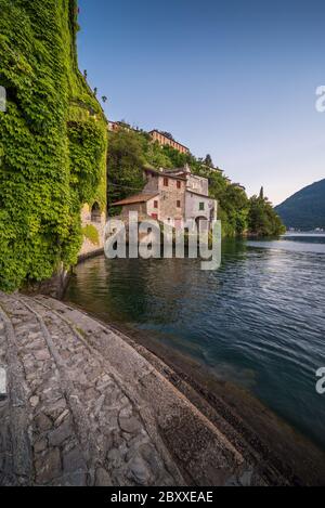 Image verticale de Nesso sur le lac de Côme en Italie avec un premier plan en pierre Banque D'Images