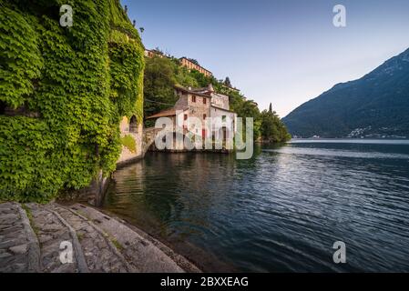 Photo pittoresque de Nesso sur le lac de Côme en Italie avec pierre au premier plan Banque D'Images