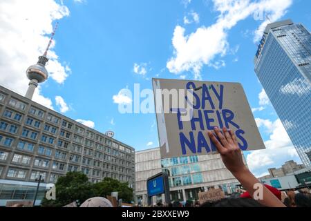 « dites leur nom » lors d'une manifestation Black Lives Matter sur Alexanderplatz Berlin, Allemagne, à la suite de la mort de George Floyd par la violence policière. Banque D'Images