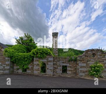 Les ruines de Old Mill dans le village écossais de Kenmore, près du Loch Tay dans le Perthshire, avec les collines boisées derrière. Banque D'Images