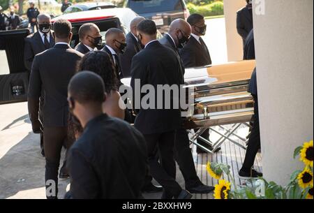 Le cercueil de GEORGE FLOYD arrive à l'église de la Fontaine de louange à Houston pour le premier des deux services commémoratifs avant son enterrement, mardi. La mort de Floyd à Minneapolis il y a deux semaines, aux mains d'un policier blanc, a provoqué des centaines de manifestations contre le racisme dans le monde entier. Banque D'Images