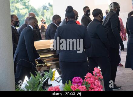 Le cercueil de GEORGE FLOYD arrive à l'église de la Fontaine de louange à Houston pour le premier des deux services commémoratifs avant son enterrement, mardi. La mort de Floyd à Minneapolis il y a deux semaines, aux mains d'un policier blanc, a provoqué des centaines de manifestations contre le racisme dans le monde entier. Banque D'Images